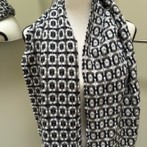 Scarf geometric modern design - Picture 4 of 5